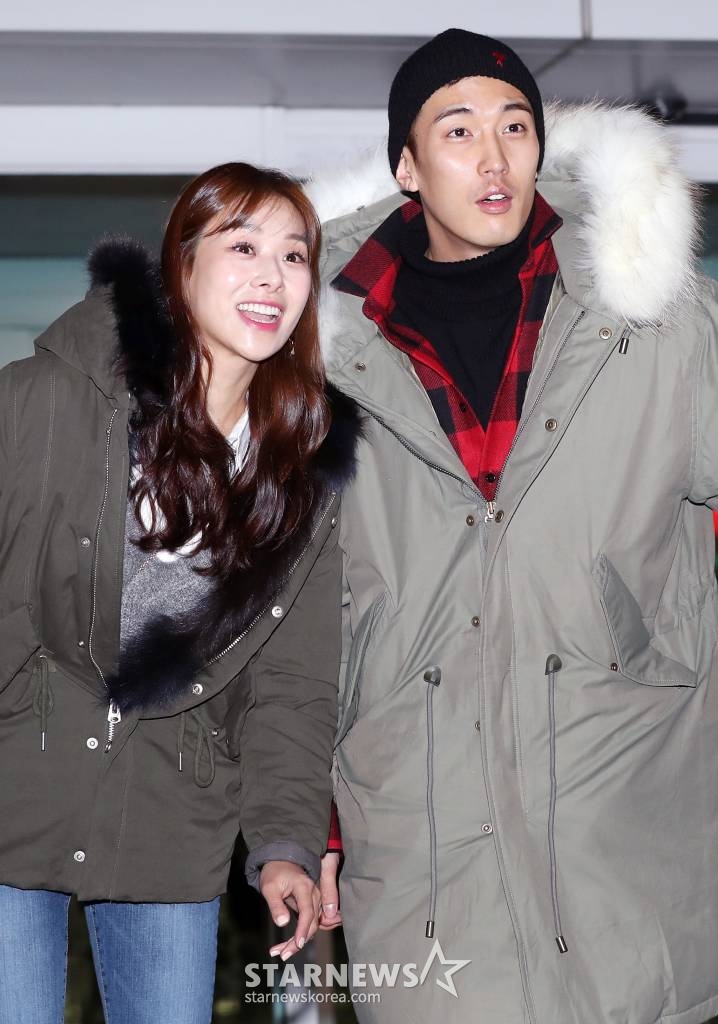 배우 장신영-강경준 커플이 5일 오후 화보촬영 차 인천국제공항을 통해 두바이로 출국하고 있다. /사진=김휘선 기자 hwijpg@