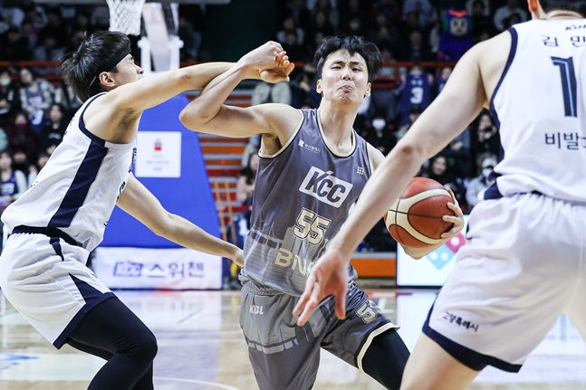 KCC 송교창(가운데). /사진=KBL