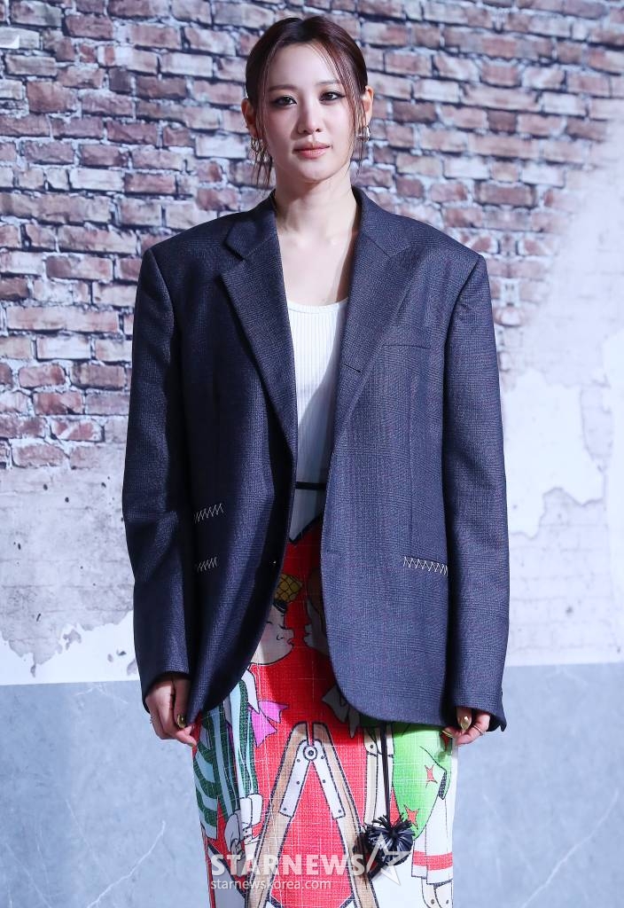 배우 수현이 19일 오전 서울 용산구 레이어20 스튜디오에서 진행된 넷플릭스 시리즈 '경성크리처 파트1' 제작발표회에 참석해 포즈를 취하고 있다. '경성크리처'는 시대의 어둠이 가장 짙었던 1945년 봄, 생존이 전부였던 두 청춘이 탐욕 위에 탄생한 괴물과 맞서는 이야기다. '경성크리처' 파트1은 2023년 12월 22일, 파트2는 2024년 1월 5일 넷플릭스에서 공개된다. 2023.12.19 /사진=김창현