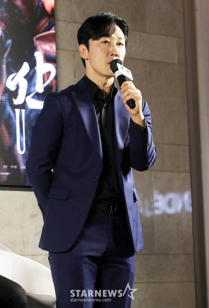 배우 윤진영이 11일 오후 서울 송파구 롯데시네마 워드타워에서 열린 영화 '한산 리덕스' 웰컴백 쇼케이스에 참석해 인사말을 하고 있다. '한산 리덕스'는 1592년 임진왜란 초기 조선의 운명을 건 해전을 앞둔 이순신 장군(박해일 분)의 고뇌와 전투에 임했던 이들의 못다한 이야기를 다룬다. 영화 '한산: 용의 출현'에서 21분 15초가 추가된 버전인 '한산 리덕스'에는 관객들의 호평과 요청에 힘입어 이순신 장군을 비롯한 다양한 인물들의 서사들과 함께 더욱 풍부한 한산해전 시퀀스들이 추가됐다. 2022.11.11 /사진=김창현 기자 chmt@