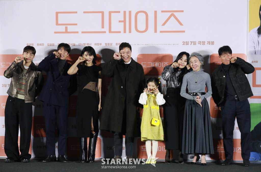 배우 탕준상, 이현우, 김서형, 정성화, 김윤진, 윤여정, 유해진이 10일 오전 서울 CGV용산아이파크몰에서 진행된 영화 '도그데이즈' 제작발표회에 참석해 포즈를 취하고 있다. /2024.01.10 /사진=이동훈