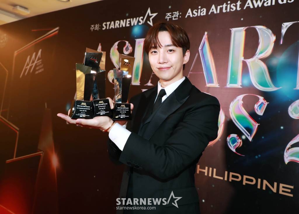 배우 이준호가 14일 필리핀 아레나에서 열린 '2023 아시아 아티스트 어워즈 인 필리핀'(2023 Asia Artist Awards IN THE PHILIPPINES, 이하 '2023 AAA')에서 AAA 올해의 배우, 핫트렌드, 인기상을 수상한 뒤 포즈를 취하고 있다. '2023.12.14 /사진=이동훈