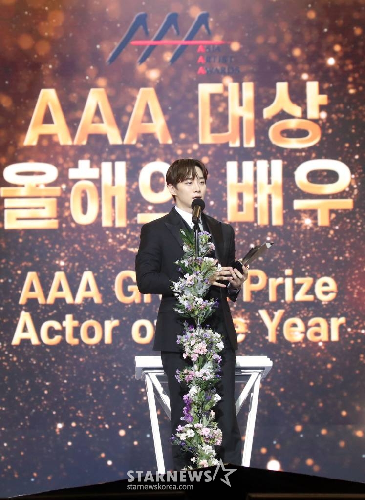 가수 겸 배우 이준호가 14일 필리핀 아레나에서 열린 '2023 아시아 아티스트 어워즈 인 필리핀'(2023 Asia Artist Awards IN THE PHILIPPINES, 이하 '2023 AAA')에서 'AAA대상-올해의 배우 상'을 수상하고 소감을 말하고 있다. 2023.12.14 /사진=임성균