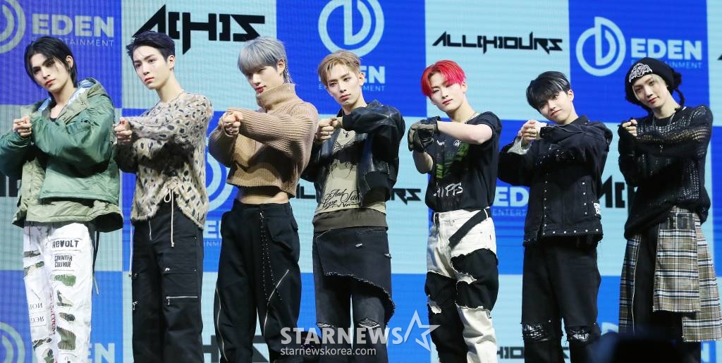 신인 그룹 올아워즈(ALL(H)OURS)가 10일 오후 서울 광진구 예스24 라이브홀에서 진행된 첫 번째 미니 앨범 'ALL OURS(올아워즈)' 발매 기념 쇼케이스에 참석해 포즈를 취하고 있다. 데뷔 앨범 'ALL OURS'에는 'Drift(드리프트)', '으랏차차(GOTCHA)', 'WAO WAO(와오 와오)', 'Racer(레이서)', 'ALL OURS(올아워즈)' 등 올아워즈의 거침없는 패기가 돋보이는 다섯 곡이 수록됐다. 2024.01.10 /사진=김창현
