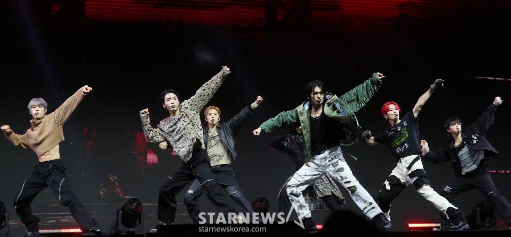 신인 그룹 올아워즈(ALL(H)OURS)가 10일 오후 서울 광진구 예스24 라이브홀에서 진행된 첫 번째 미니 앨범 'ALL OURS(올아워즈)' 발매 기념 쇼케이스에서 멋진 무대를 선보이고 있다. 데뷔 앨범 'ALL OURS'에는 'Drift(드리프트)', '으랏차차(GOTCHA)', 'WAO WAO(와오 와오)', 'Racer(레이서)', 'ALL OURS(올아워즈)' 등 올아워즈의 거침없는 패기가 돋보이는 다섯 곡이 수록됐다. 2024.01.10 /사진=김창현