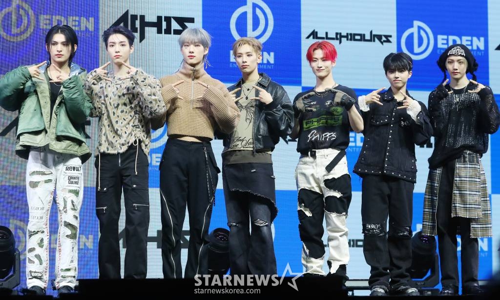 신인 그룹 올아워즈(ALL(H)OURS)가 10일 오후 서울 광진구 예스24 라이브홀에서 진행된 첫 번째 미니 앨범 'ALL OURS(올아워즈)' 발매 기념 쇼케이스에 참석해 포즈를 취하고 있다. 데뷔 앨범 'ALL OURS'에는 'Drift(드리프트)', '으랏차차(GOTCHA)', 'WAO WAO(와오 와오)', 'Racer(레이서)', 'ALL OURS(올아워즈)' 등 올아워즈의 거침없는 패기가 돋보이는 다섯 곡이 수록됐다. 2024.01.10 /사진=김창현