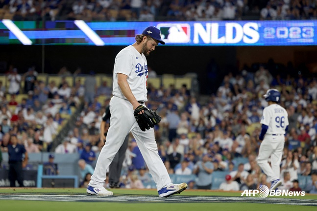클레이튼 커쇼가 지난해 애리조나와 NLDS 1차전에서 마운드를 내려가고 있다. /AFPBBNews=뉴스1