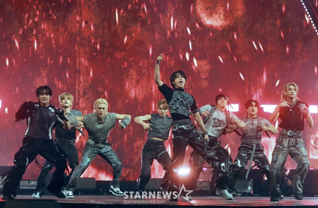 그룹 스트레이키즈(Stray Kids)가 지난 14일 필리핀 아레나에서 열린 '2023 아시아 아티스트 어워즈 인 필리핀'(2023 Asia Artist Awards IN THE PHILIPPINES, 이하 '2023 AAA')에서 멋진 무대를 선보이고 있다.  스트레이키즈는 '2023 AAA'에서 AAA 올해의 스테이지, AAA 페뷸러스, AAA 베스트 크리에이터 등 3관왕을 차지했다.  '2023 AAA'는 그룹 아이브(IVE) 장원영, 가수 강다니엘, 그룹 제로베이스원 성한빈이 MC를 맡았다. /사진=김창현