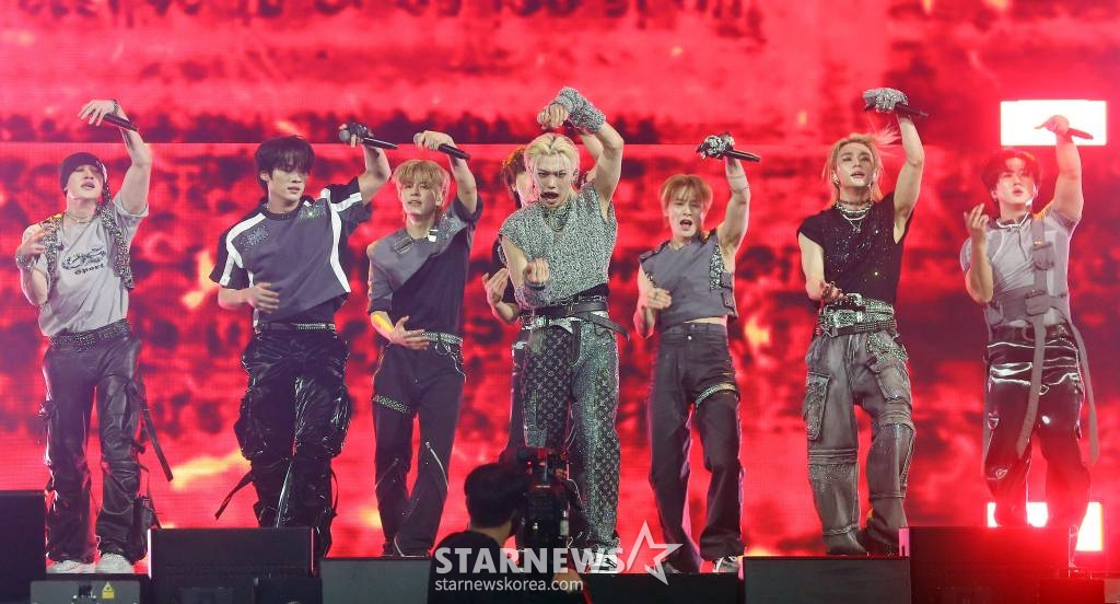 그룹 스트레이키즈가 14일 필리핀 아레나에서 열린 '2023 아시아 아티스트 어워즈 인 필리핀'(2023 Asia Artist Awards IN THE PHILIPPINES, 이하 '2023 AAA')에서 멋진 무대를 선보이고 있다.  그룹 아이브(IVE) 장원영, 가수 강다니엘, 그룹 제로베이스원 성한빈이 MC를 맡았다. 2023.12.14 /사진=김창현