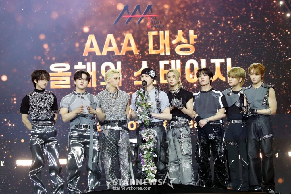 그룹 스트레이키즈가 14일 필리핀 아레나에서 열린 '2023 아시아 아티스트 어워즈 인 필리핀'(2023 Asia Artist Awards IN THE PHILIPPINES, 이하 '2023 AAA')에서 AAA 가수 부문 대상 올해의 스테이지를 수상하고 소감을 말하고 있다.  2023.12.14 /사진=임성균