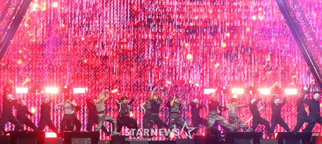 그룹 스트레이키즈(Stray Kids)가 지난 14일 필리핀 아레나에서 열린 '2023 아시아 아티스트 어워즈 인 필리핀'(2023 Asia Artist Awards IN THE PHILIPPINES, 이하 '2023 AAA')에서 멋진 무대를 선보이고 있다.  스트레이키즈는 '2023 AAA'에서 AAA 올해의 스테이지, AAA 페뷸러스, AAA 베스트 크리에이터 등 3관왕을 차지했다.  '2023 AAA'는 스타뉴스가 주최하고 Asia Artist Awards 조직위원회, TONZ 엔터테인먼트, PULP Live World가 공동 주관한다. 그룹 아이브(IVE) 장원영, 가수 강다니엘, 그룹 제로베이스원 성한빈이 MC를 맡았다. /사진=김창현