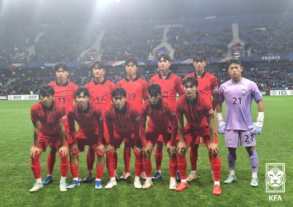 지난해 11월 프랑스 원정 친선경기에 선발 출전한 올림픽 대표팀 11명의 모습. /사진=대한축구협회