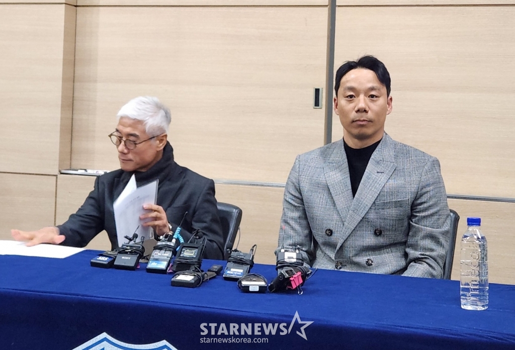 취재진의 질문을 받는 염기훈 감독(오른쪽)과 박경훈 단장. /사진=박건도 기자