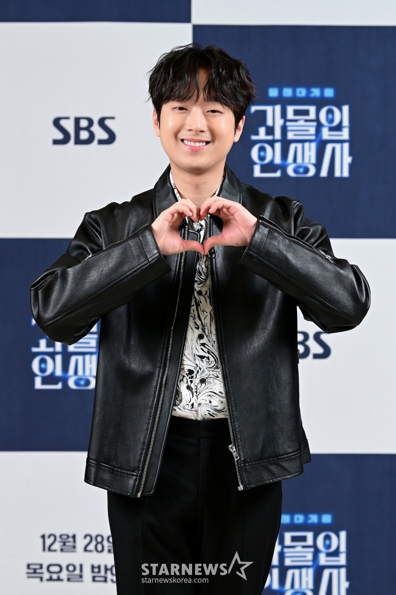 가수 이찬원이 28일 온라인으로 진행된 SBS 예능 '과몰입 인생사' 제작발표회에 참석해 포즈를 취하고 있다. 역사 속 한 인물의 인생을 조명하며, 그 인물의 선택과 결과를 따라가는 신개념 대체 역사 스토리텔링 프로그램 '과몰입 인생사'는 28일 첫 방송된다. /사진제공=SBS 2023.12.28 /사진=이동훈