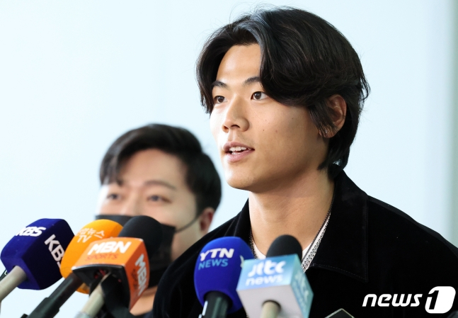 배지환(오른쪽)이 11일 인천국제공항에서 미국 출국 전 인터뷰를 하고 있다. /사진=뉴스1