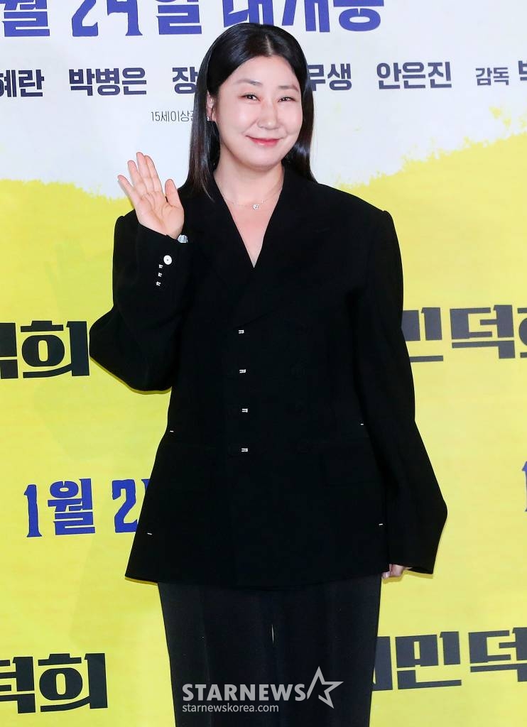 배우 라미란이 11일 오후 서울 용산구 아이파크몰 CGV에서 진행된 영화 '시민덕희' 언론시사회 및 기자간담회에 참석해 포즈를 취하고 있다. '시민덕희'는 보이스피싱을 당한 평범한 시민 덕희(라미란 분)에게 사기 친 조직원 재민(공명 분)의 구조 요청이 오면서 벌어지는 통쾌한 추적극이다. 오는 24일 개봉. 2024.01.11 /사진=김창현