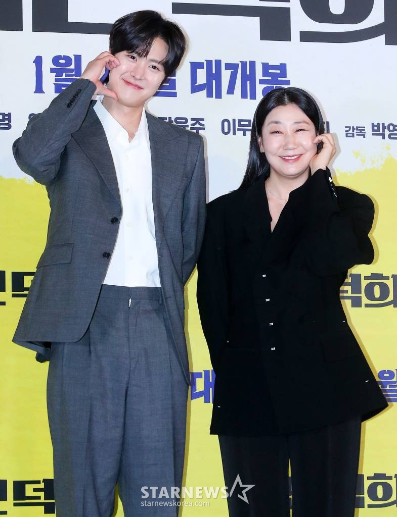 배우 공명, 라미란이 11일 오후 서울 용산구 아이파크몰 CGV에서 진행된 영화 '시민덕희' 언론시사회 및 기자간담회에 참석해 포즈를 취하고 있다. '시민덕희'는 보이스피싱을 당한 평범한 시민 덕희(라미란 분)에게 사기 친 조직원 재민(공명 분)의 구조 요청이 오면서 벌어지는 통쾌한 추적극이다. 오는 24일 개봉. 2024.01.11 /사진=김창현