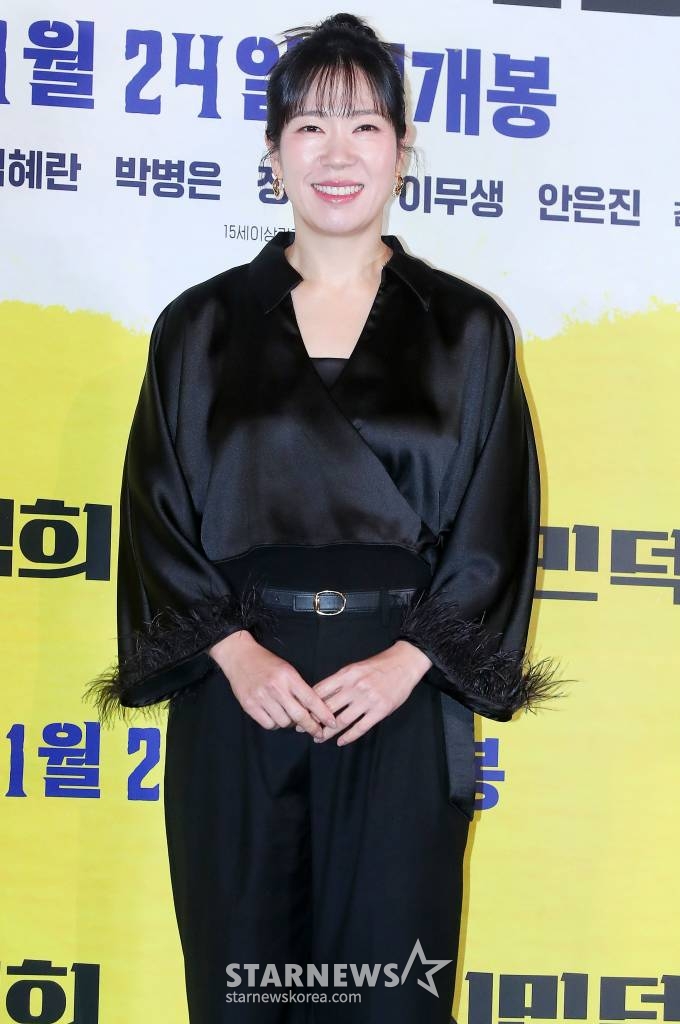 배우 염혜란이 11일 오후 서울 용산구 아이파크몰 CGV에서 진행된 영화 '시민덕희' 언론시사회 및 기자간담회에 참석해 포즈를 취하고 있다. '시민덕희'는 보이스피싱을 당한 평범한 시민 덕희(라미란 분)에게 사기 친 조직원 재민(공명 분)의 구조 요청이 오면서 벌어지는 통쾌한 추적극이다. 오는 24일 개봉. 2024.01.11 /사진=김창현