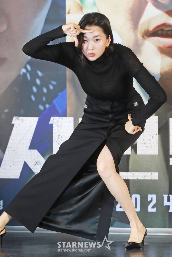 배우 장윤주가 7일 오전 서울 광진구 롯데시네마 건대입구점에서 진행된 영화 '시민덕희'(감독 박영주) 제작발표회에 참석해 포즈를 취하고 있다. 보이스피싱을 당한 평범한 시민 덕희에게 사기 친 조직원 재민의 구조 요청이 오면서 벌어지는 통쾌한 추적극 '시민덕희'는 2024년 1월 개봉 예정이다. /2023.12.07 /사진=이동훈