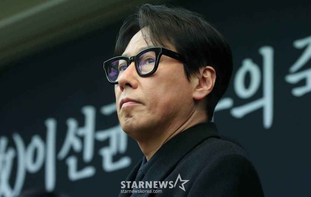 12일 오전 서울 중구 프레스센터에서 진행된 '고(故)이선균 배우의 죽음을 마주하는 문화예술인들의 요구'에 참석한 배우 김의성, 봉준호 감독, 가수 윤종신 등 관계자들이 성명서를 발표하고 있다. 2024.01.12 /사진=김창현