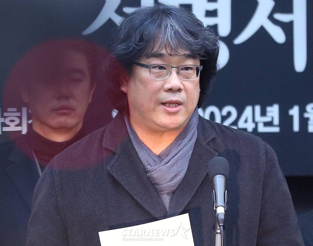 12일 오전 서울 중구 프레스센터에서 진행된 '고(故)이선균 배우의 죽음을 마주하는 문화예술인들의 요구'에 참석한 배우 김의성, 봉준호 감독, 가수 윤종신 등 관계자들이 성명서를 발표하고 있다. 2024.01.12 /사진=김창현