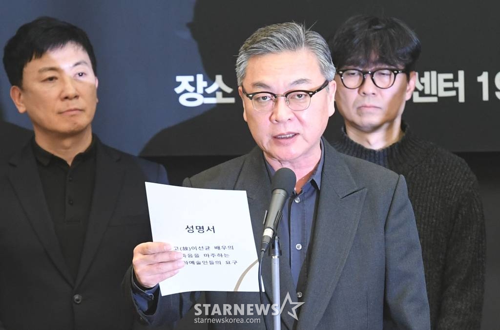 배우 김의성과 봉준호 영화감독, 가수 윤종신 및 문화예술 단체 회원들이 12일 오전 서울 중구 프레스센터에서 '고 이선균 배우의 죽음을 마주하는 문화예술인들의 요구' 성명서 발표를 하고 있다. 이날 문화예술인 연대는 고 이선균 사건 관련 수사당국의 철저한 진상규명과 보도 윤리에 어긋난 기사 삭제, 문화예술인 인권 보호를 위한 현행 법령 개정 등을 촉구했다. /사진=머니S 장동규 기자