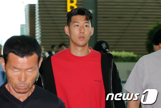 손웅정(왼쪽)과 손흥민(가운데). /사진=뉴스1