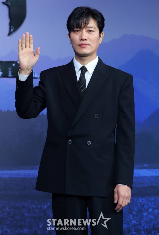 배우 박희순이 12일 오후 서울 중구 앰배서더 서울풀만 호텔에서 진행된 넷플릭스 시리즈 '선산' 제작발표회에 참석해 포즈를 취하고 있다. '선산'은 존재조차 잊고 지내던 작은아버지의 죽음 후 남겨진 선산을 상속받게 되면서 불길한 일들이 연속되고 이와 관련된 비밀이 드러나며 벌어지는 이야기를 그린다. 오는 19일 공개. 2024.01.12 /사진=김창현