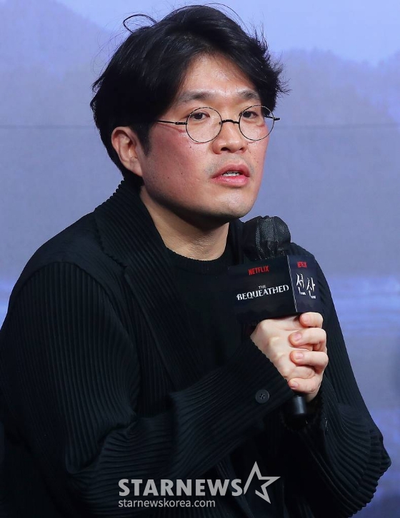 민홍남 감독이 12일 오후 서울 중구 앰배서더 서울풀만 호텔에서 진행된 넷플릭스 시리즈 '선산' 제작발표회에 참석해 인사말을 하고 있다. '선산'은 존재조차 잊고 지내던 작은아버지의 죽음 후 남겨진 선산을 상속받게 되면서 불길한 일들이 연속되고 이와 관련된 비밀이 드러나며 벌어지는 이야기를 그린다. 오는 19일 공개. 2024.01.12 /사진=김창현