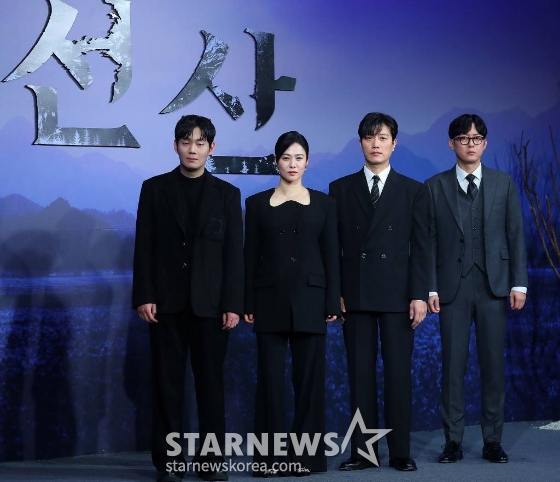 배우 류경수, 김현주, 박희순, 박병은이 12일 오후 서울 중구 앰배서더 서울풀만 호텔에서 진행된 넷플릭스 시리즈 '선산' 제작발표회에 참석해 포즈를 취하고 있다. '선산'은 존재조차 잊고 지내던 작은아버지의 죽음 후 남겨진 선산을 상속받게 되면서 불길한 일들이 연속되고 이와 관련된 비밀이 드러나며 벌어지는 이야기를 그린다. 오는 19일 공개. 2024.01.12 /사진=김창현