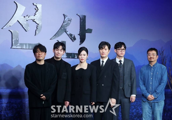 민홍남 감독, 배우 류경수, 김현주, 박희순, 박병은, 연상호 감독이 12일 오후 서울 중구 앰배서더 서울풀만 호텔에서 진행된 넷플릭스 시리즈 '선산' 제작발표회에 참석해 포즈를 취하고 있다. '선산'은 존재조차 잊고 지내던 작은아버지의 죽음 후 남겨진 선산을 상속받게 되면서 불길한 일들이 연속되고 이와 관련된 비밀이 드러나며 벌어지는 이야기를 그린다. 오는 19일 공개. 2024.01.12 /사진=김창현