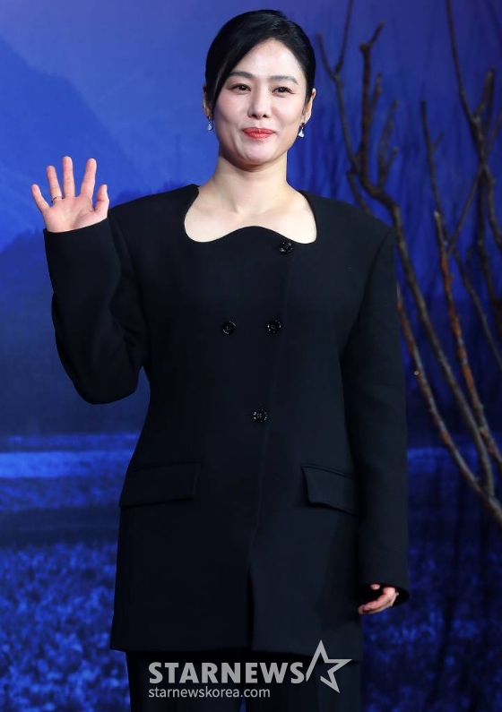 배우 김현주가 12일 오후 서울 중구 앰배서더 서울풀만 호텔에서 진행된 넷플릭스 시리즈 '선산' 제작발표회에 참석해 포즈를 취하고 있다. '선산'은 존재조차 잊고 지내던 작은아버지의 죽음 후 남겨진 선산을 상속받게 되면서 불길한 일들이 연속되고 이와 관련된 비밀이 드러나며 벌어지는 이야기를 그린다. 오는 19일 공개. 2024.01.12 /사진=김창현