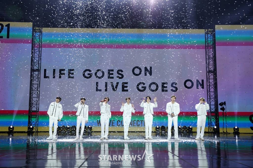그룹 방탄소년단이 31일 온라인으로 진행된 빅히트 레이블 합동 콘서트 '2021 뉴 이어스 이브 라이브(2021 NEW YEAR’S EVE LIVE presented by Weverse)'에서 멋진 무댈르 선보이고 있다. / 사진제공 = 빅히트엔터테인먼트 /사진=김창현 기자 chmt@