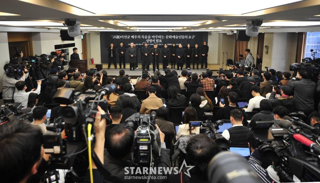 배우 김의성과 봉준호 영화감독, 가수 윤종신 및 문화예술 단체 회원들이 12일 오전 서울 중구 프레스센터에서 '고 이선균 배우의 죽음을 마주하는 문화예술인들의 요구' 성명서 발표를 하고 있다. 이날 문화예술인 연대는 고 이선균 사건 관련 수사당국의 철저한 진상규명과 보도 윤리에 어긋난 기사 삭제, 문화예술인 인권 보호를 위한 현행 법령 개정 등을 촉구했다. /사진=머니S 장동규 기자