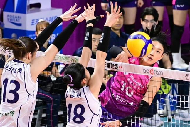흥국생명 김연경(오른쪽)이 12일 한국도로공사전에서 공격을 성공시키고 있다. /사진=KOVO