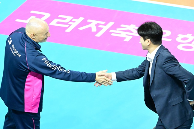아본단자 흥국생명 감독(왼쪽)이 경기 전 김종민 한국도로공사 감독과 악수를 나누고 있다. /사진=KOVO