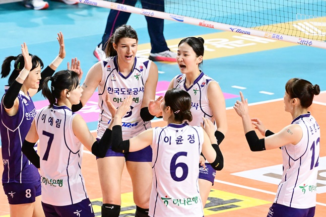 도로공사 선수들이 득점 후 기뻐하고 있다. /사진=KOVO