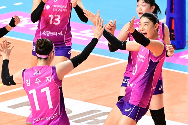 김연경(오른쪽)이 팀 득점 후 동료들과 기뻐하고 있다. /사진=KOVO