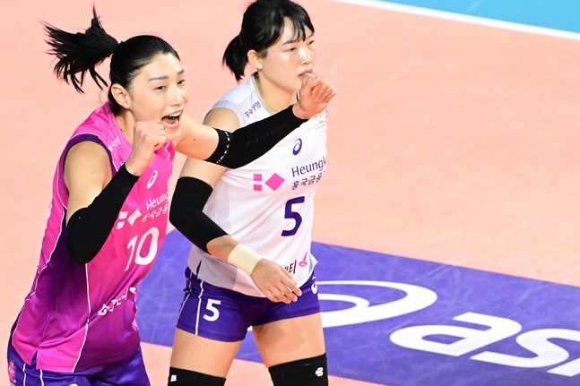 김연경(왼쪽)이 포효하고 있다. /사진=KOVO