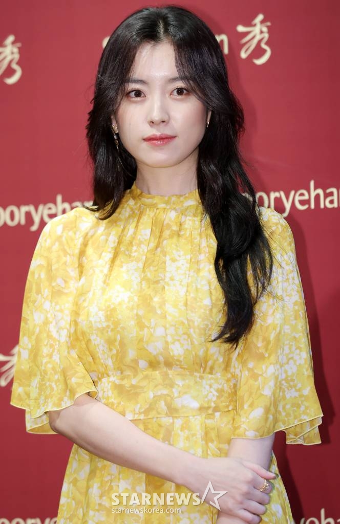 배우 한효주가 6일 오후 서울 강남구 청담동 바운더리 카페에서 진행된 한방 브랜드 수려한 '효비담 라인 론칭 10주년 기념 포토 이벤트' 행사에 참석하고 있다. /사진=김창현 기자 chmt@