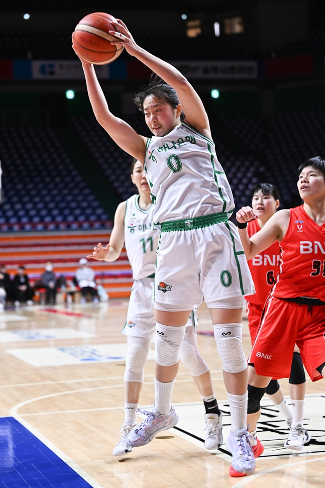 하나원큐 박소희가 13일 BNK전에서 리바운드를 따내고 있다. /사진=WKBL