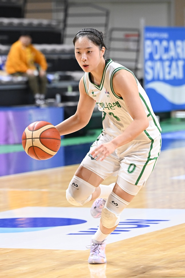 하나원큐 박소희가 2023~24시즌 WKBL 퓨처스리그 결승전에서 플레이하고 있다. /사진=WKBL