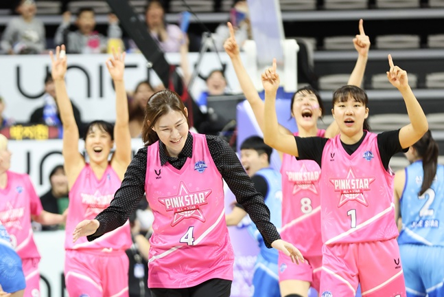 박정은 BNK 감독(맨 앞)이 8일 아산이순신체육관에서 열린 2023~2024 WKBL 올스타전에서 4쿼터 코트에 나오자 선수들이 반겨주고 있다. /사진=WKBL