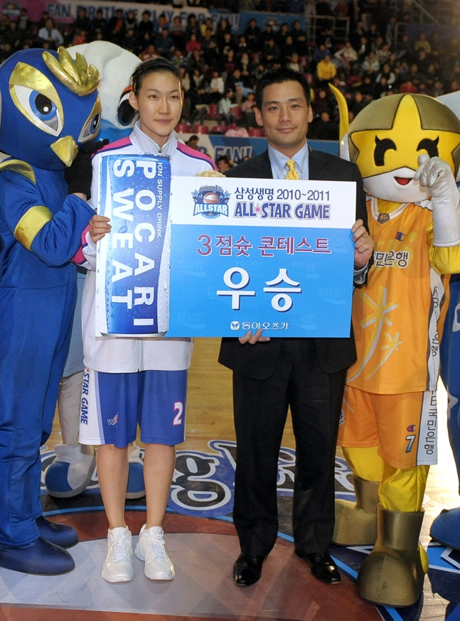 박정은 BNK 감독(왼쪽)이 선수 시절인 2010~2011시즌 WKBL 올스타전 3점슛 콘테스트에서 우승을 차지했다. /사진=WKBL
