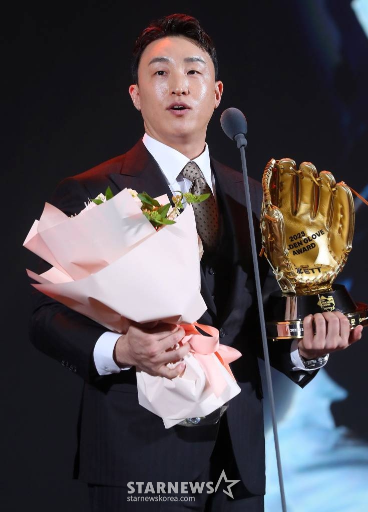 NC 손아섭이 '2023 신한은행 SOL KBO 골든글러브 시상식'에서 지명타자 부문을 수상하고 있다. 2023.12.11 /사진=김창현 기자