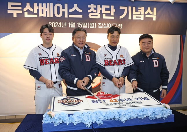왼쪽부터 양석환, 고영섭 대표, 이승엽 감독, 김태룡 단장이 케이크 커팅을 하고 있다. /사진=두산 베어스
