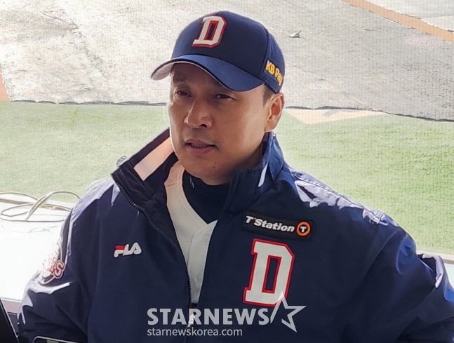 이승엽 두산 감독이 15일 구단 창단 기념식 이후 취재진과 만나 인터뷰를 하고 있다. /사진=안호근 기자