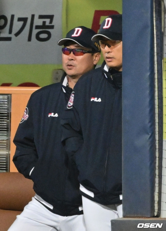 이승엽 감독(오른쪽)과 김한수 코치.
