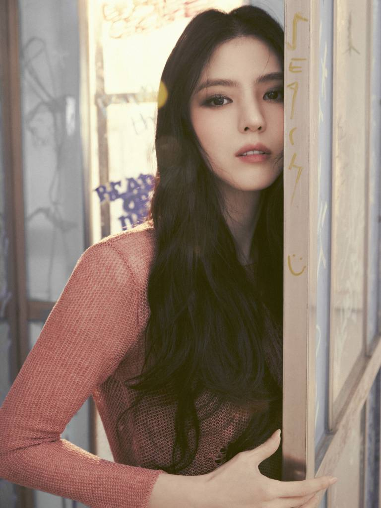 배우 한소희가 15일 오후 서울 종로구 북촌로의 한 카페에서 진행된 넷플릭스 오리지널 시리즈 '경성크리처' 관련 인터뷰를 위해 포즈를 취하고 있다. 한소희는 극 중 죽은 사람도 찾아낸다는 소문난 토두꾼 윤채옥으로 분해 날쌘 액션과 절제된 감정 연기를 선보였다. '경성크리처'는 시대의 어둠이 가장 짙었던 1945년 봄, 생존이 전부였던 두 청춘이 탐욕 위에 탄생한 괴물과 맞서는 이야기. / 사진제공 = 넷플릭스 /사진=김창현