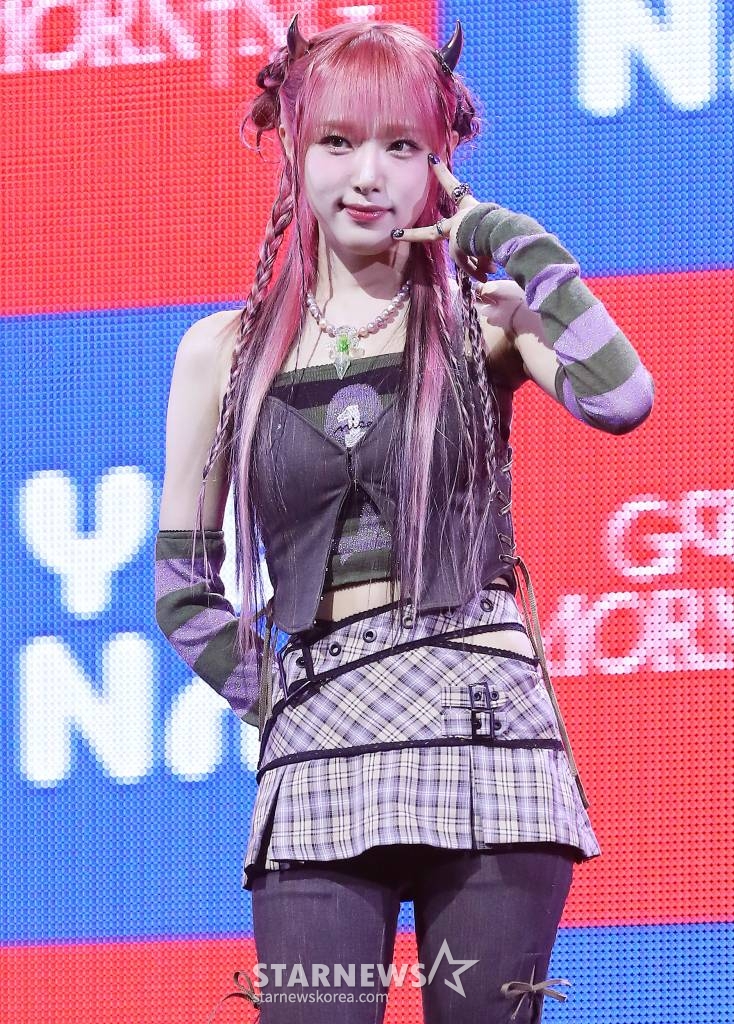 가수 최예나(YENA)가 15일 오후 서울 광진구 예스24 라이브홀에서 진행된 세 번째 미니 앨범 'GOOD MORNING(굿모닝)' 발매 기념 쇼케이스에 참석해 포즈를 취하고 있다. 신보 'GOOD MORNING'은 최예나의 한층 성장한 음악성은 물론 보다 진솔한 내면을 그려낸 앨범이다. 새로운 모닝 엔젤로 변신을 예고한 그는 다채로운 장르의 네 곡을 통해 듣는 이들에게 희망과 위로의 메시지를 전달할 예정이다. 2024.01.15 /사진=김창현